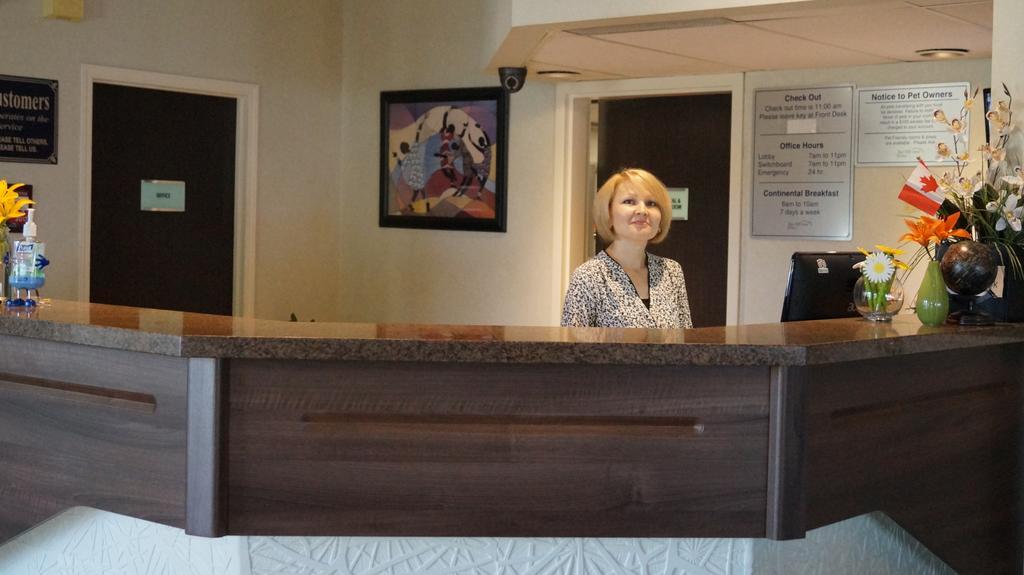 Neepawa Bay Hill Inns & Suites מראה חיצוני תמונה