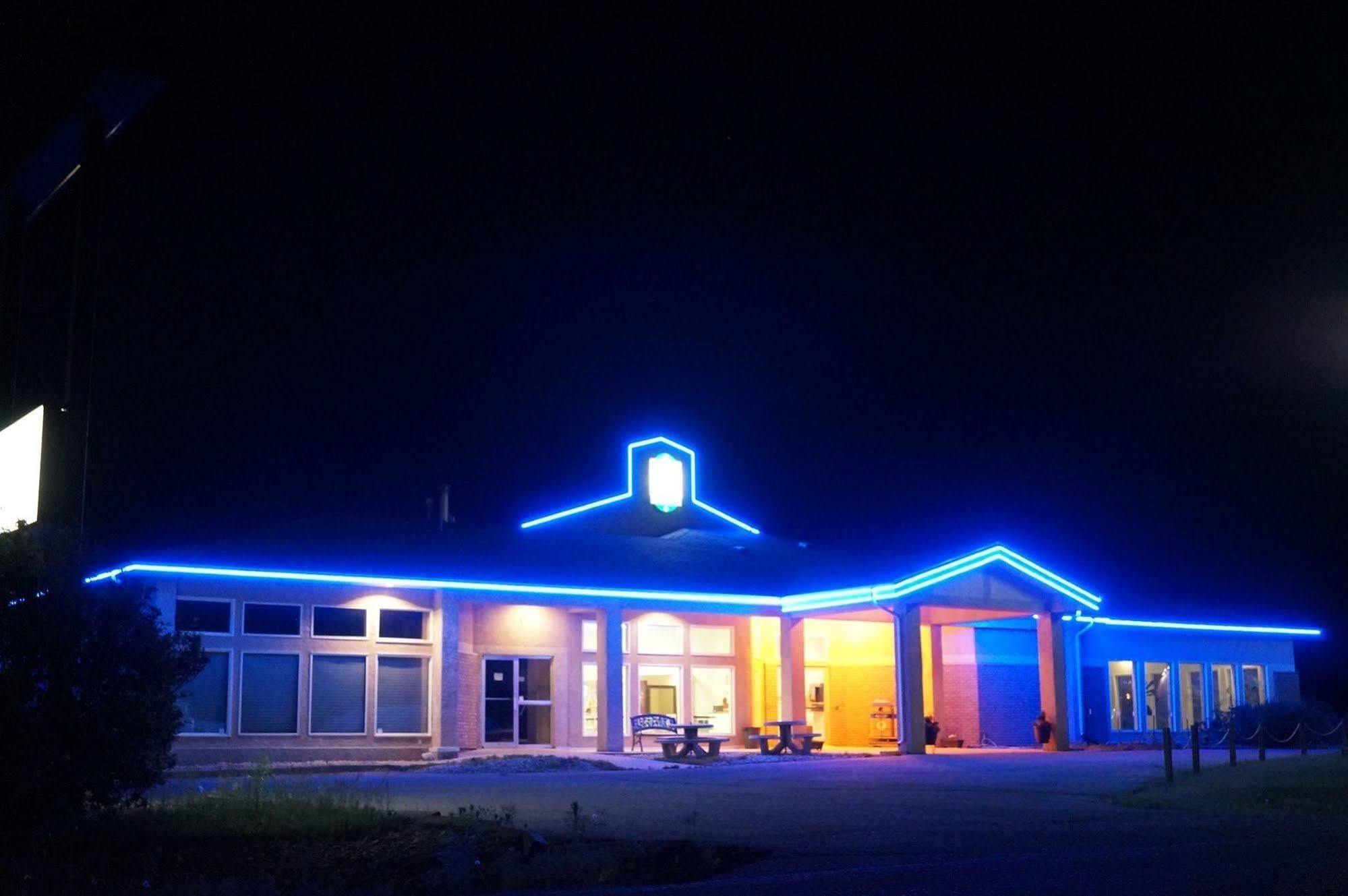 Neepawa Bay Hill Inns & Suites מראה חיצוני תמונה