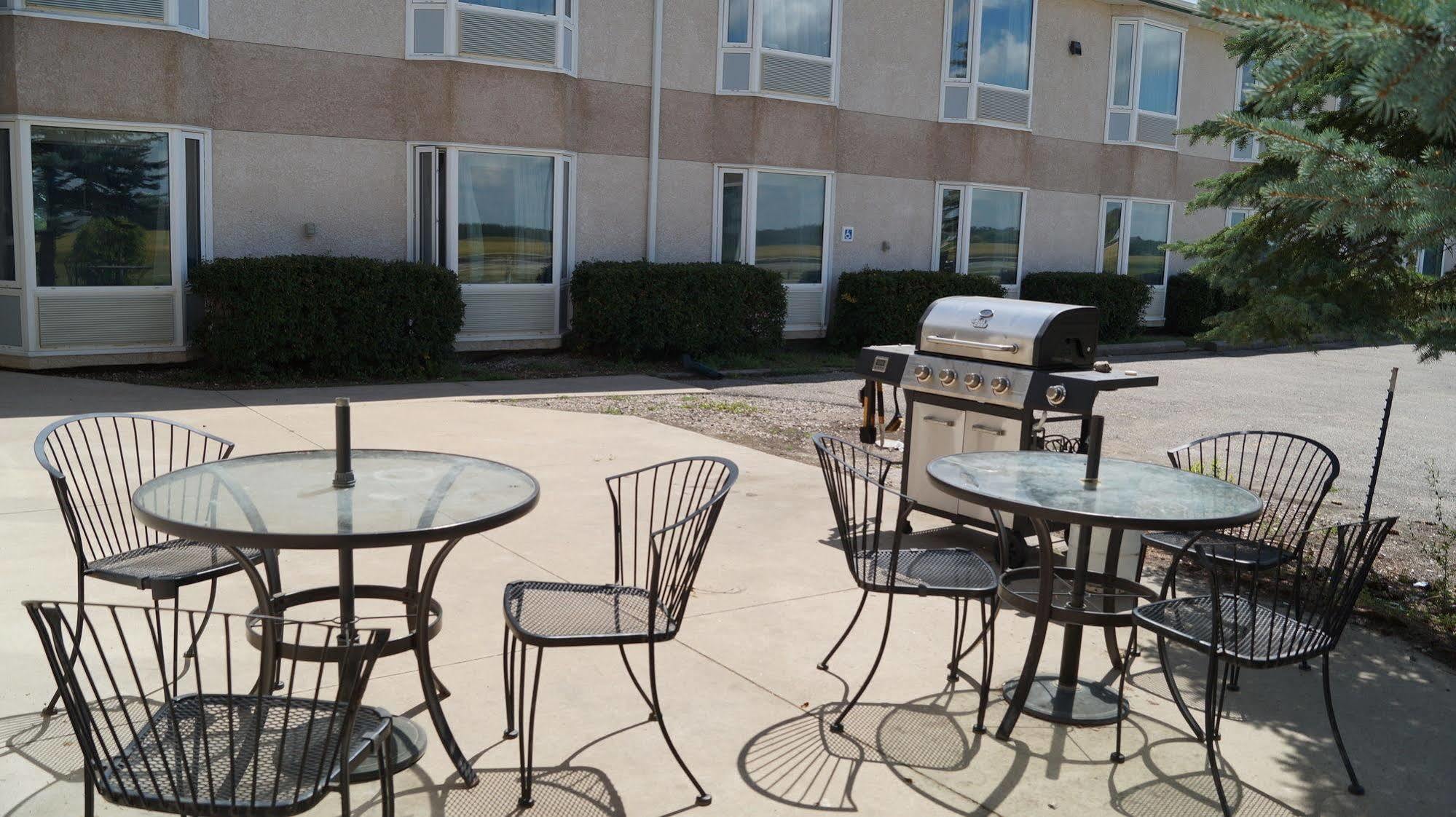 Neepawa Bay Hill Inns & Suites מראה חיצוני תמונה
