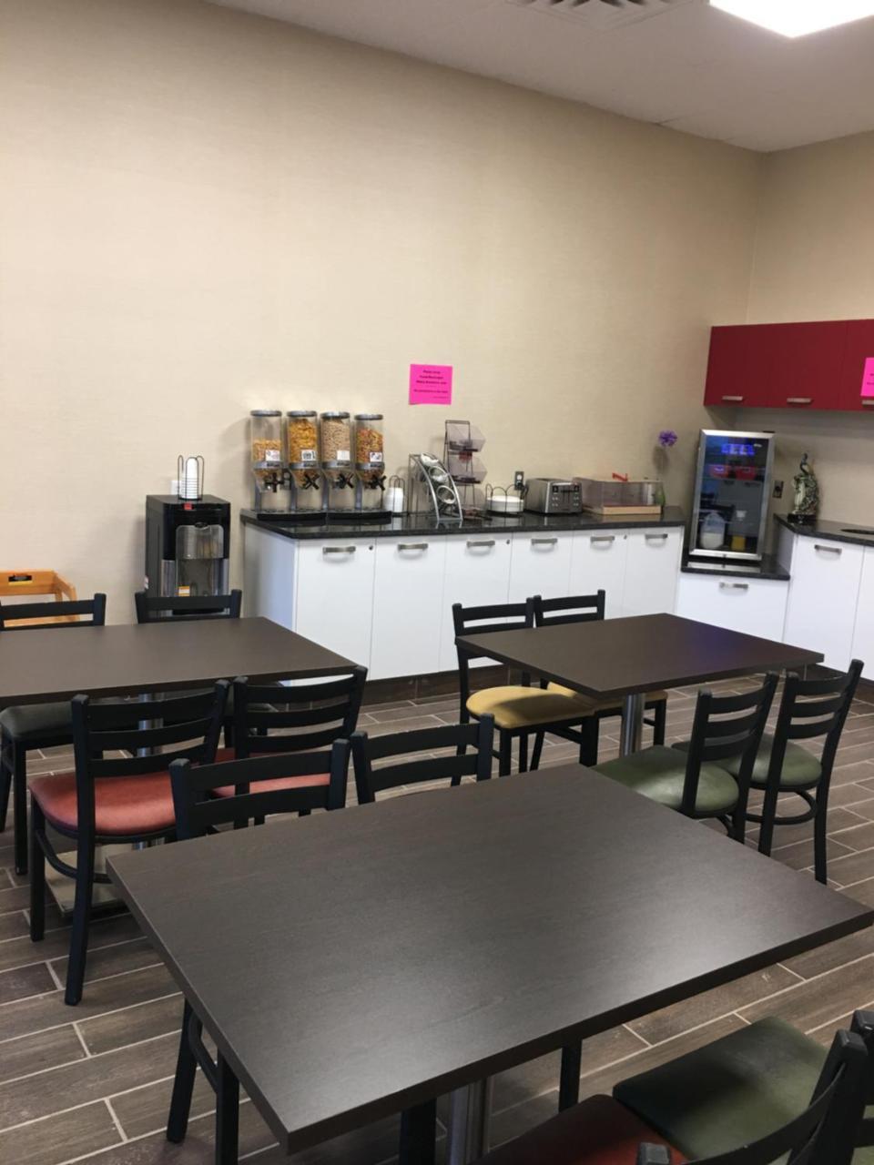 Neepawa Bay Hill Inns & Suites מראה חיצוני תמונה