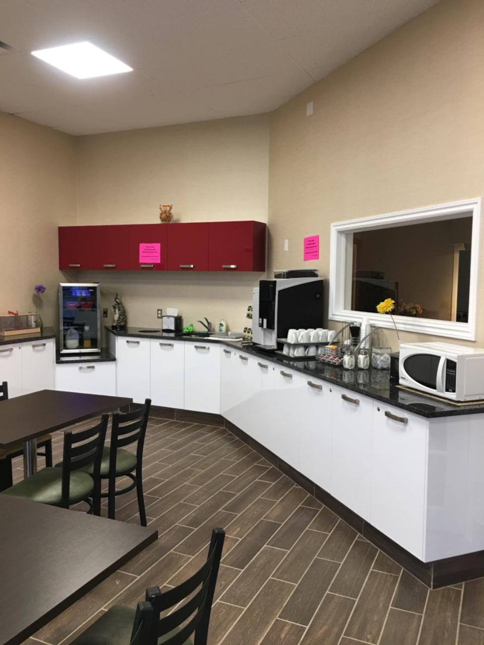 Neepawa Bay Hill Inns & Suites מראה חיצוני תמונה