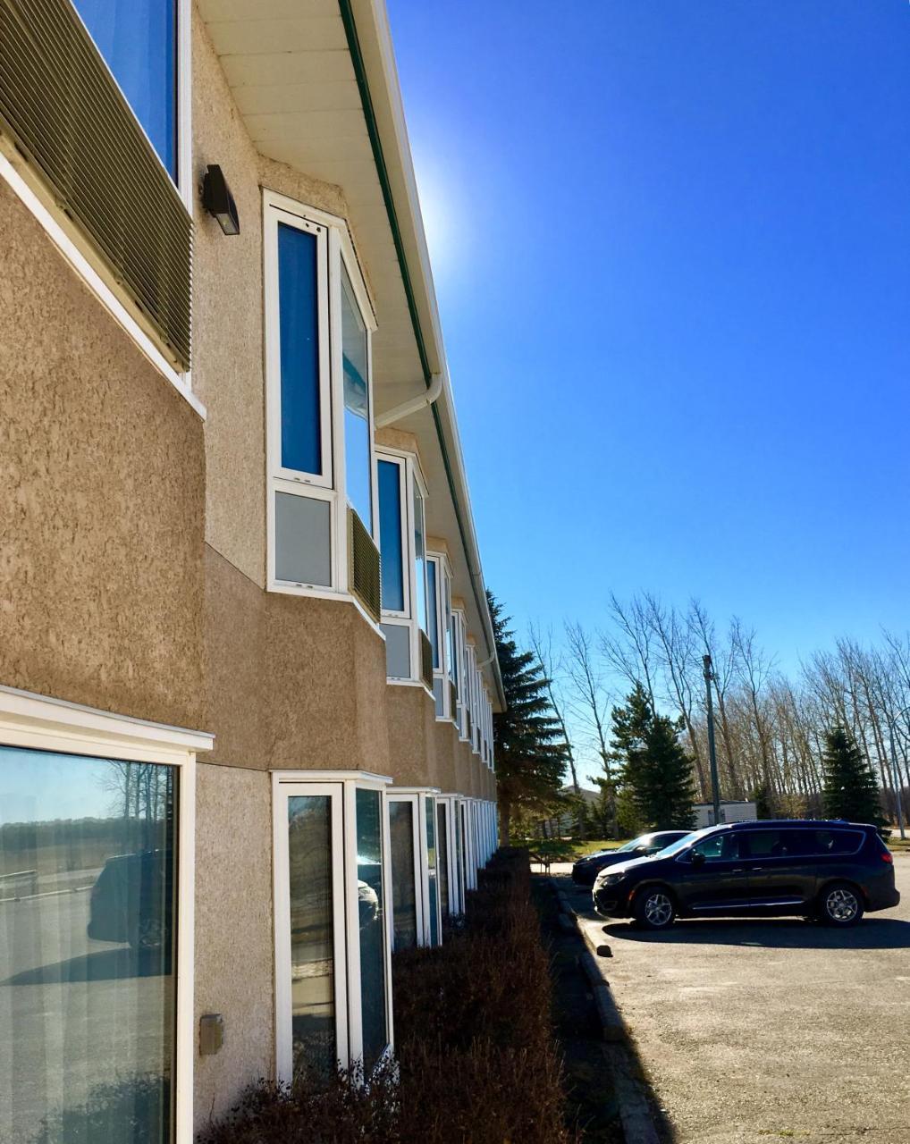 Neepawa Bay Hill Inns & Suites מראה חיצוני תמונה